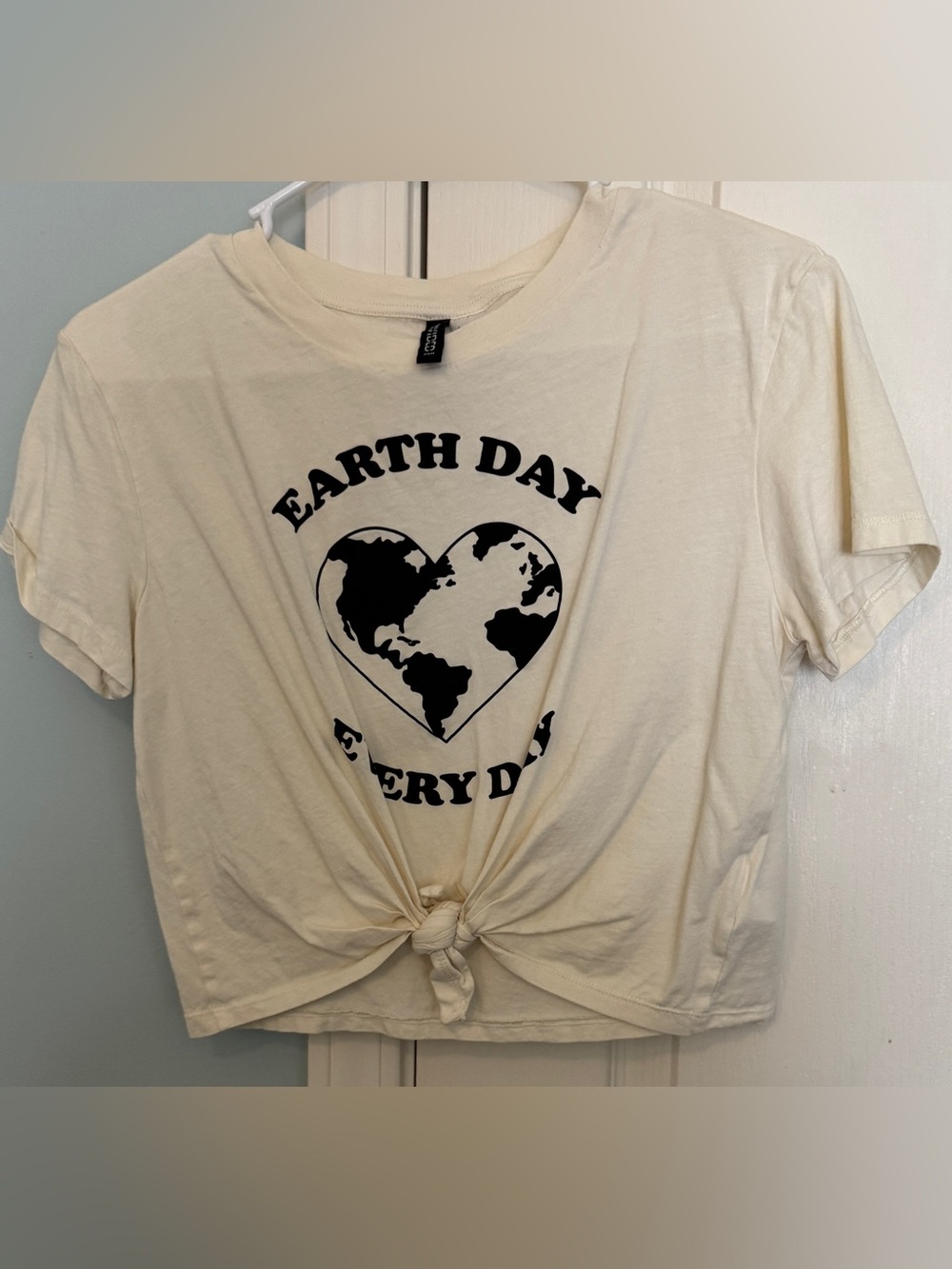 Earth Day Everyday tie front tee size M